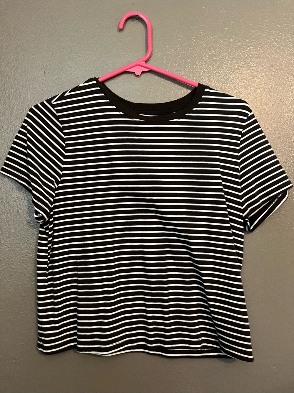 Old Navy Black and White Striped Short Sleeve Tee